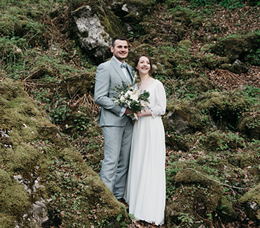 Portrait de couple de mariés en lumière naturelle le jour de leur mariage dans une carrière à Bioul