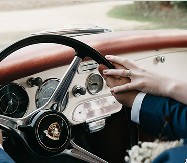Photos des mains des mariés dans leur voiture
