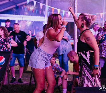 Photo filles dansent festival chapiteau