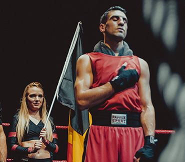 Gala boxe drapeau Belge hotesse