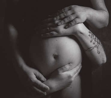 grossesse ventre noir et blanc mains