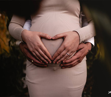 ventre mains coeur grossesse couple automne